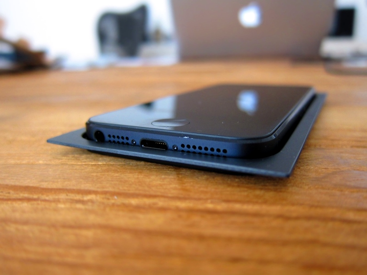 iPhone 5 cu defecte pe suprafeţele vopsite (click pentru mai multe imagini)