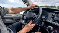 Reguli noi la obținerea permisului de conducere. Tinerii trebuie să urmeze mai multe cursuri: Devin șoferi mai siguri