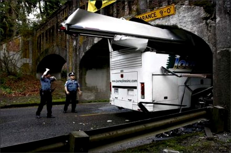 Autobuz de 3,6 m a trecut pe sub pod de 2,7 m