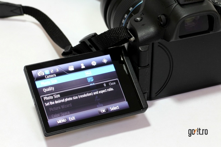 Samsung NX20 are un ecran AMOLED de 3”