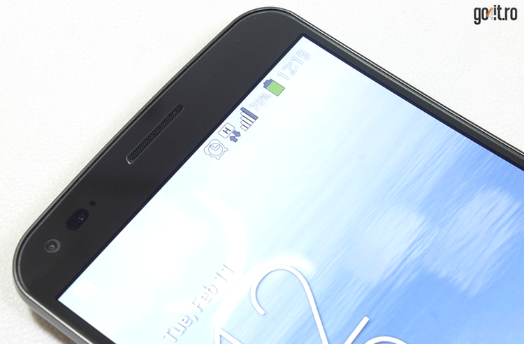 LG G Flex - camera frontală, LED pentru iluminare şi senzori