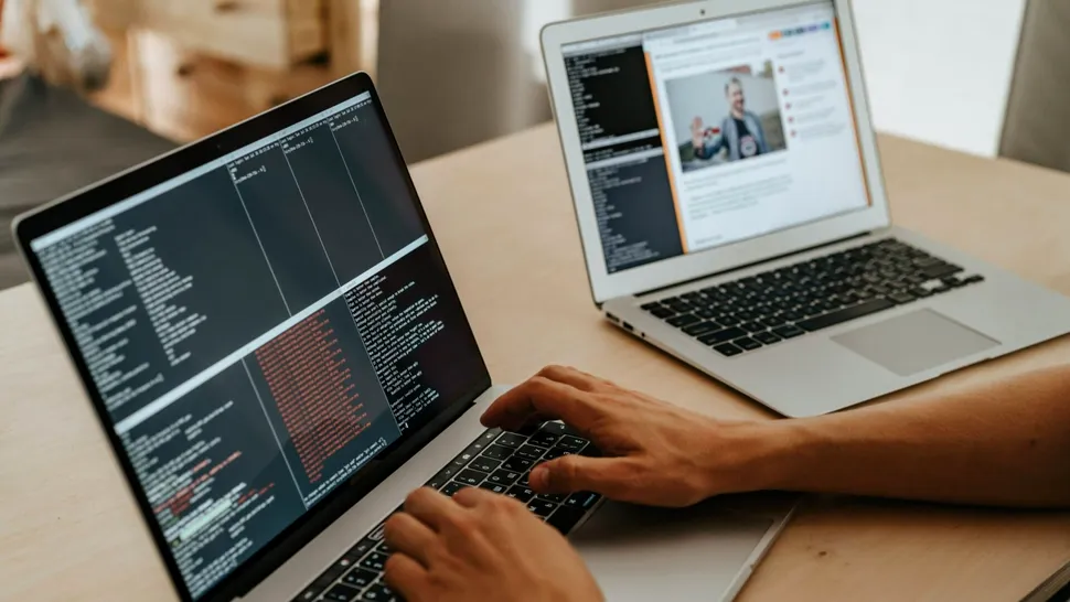 Guvernul olandez este cel mai recent care renunță la Microsoft Windows. Sancțiunile SUA au împins Olanda către o distribuție Linux dezvoltată intern pe nume NixOS