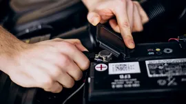 Dedeman oferă la reducere un dispozitiv esențial pentru întreținerea bateriei mașinii iarna