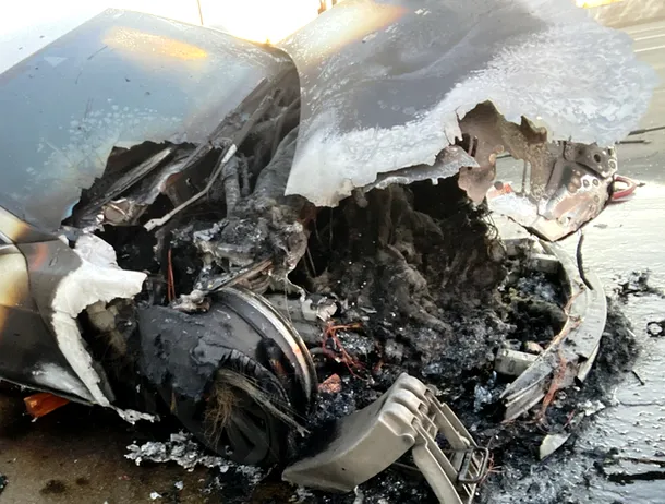 Trei autospeciale de pompieri și-au golit rezervoarele stingând o singură mașină Tesla Model S