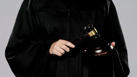 Inteligența artificială a inventat procese într-un caz de extrădare a doi condamnați către România: Avertismentul unui judecător britanic