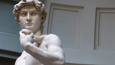 Ascunde statuia David un obiect secret în mână?