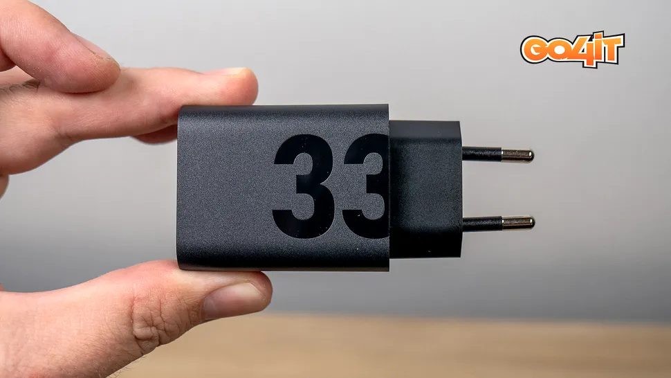 Pericolele încărcătoarelor lăsate mereu în priză: consumă curent și pot provoca incendii