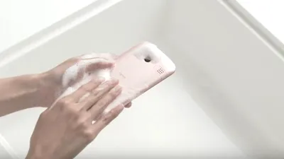 Go4News: Smartphone-ul pe care îl poţi spăla în mod regulat cu apă şi săpun