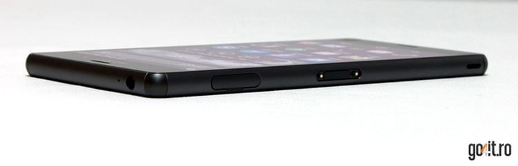 Sony Xperia Z3: conectorul magnetic pentru andocare şi capacul de protectie MicroUSB