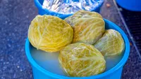 Ce trebuie să adaugi printre verzele din butoi ca să rămână crocante și aromate? Bunicile foloseau acest ingredient