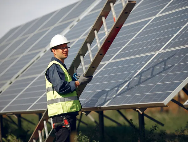 România se îndreaptă spre un nou an record în acest an în domeniul energiei solare. Stocarea energiei se extinde, de asemenea, rapid