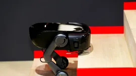 VIDEO: Primul aspirator din lume care se deplasează pe picioare cu roți