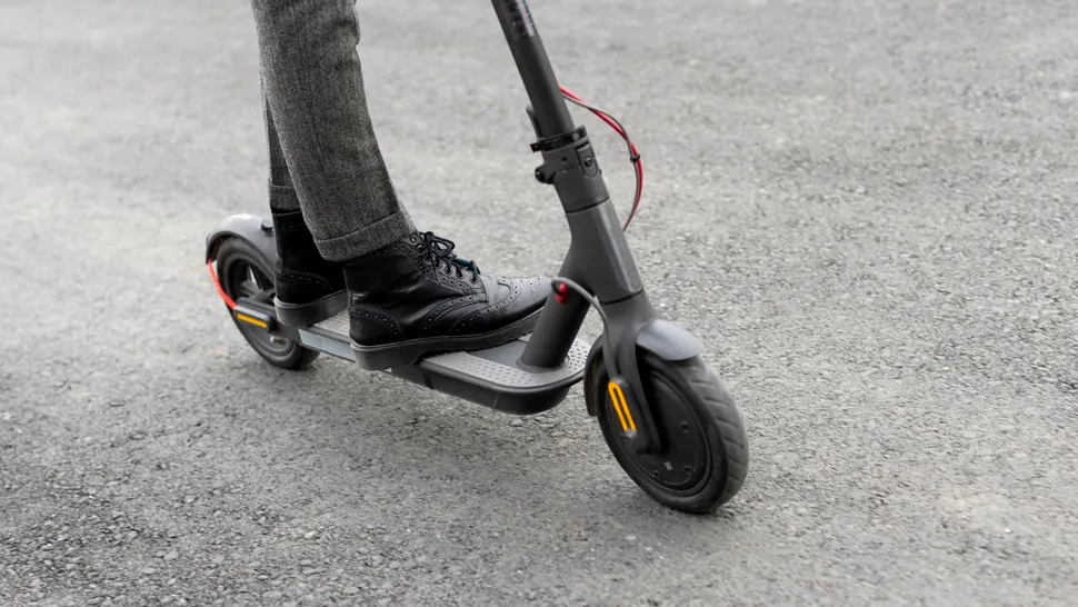 Studiu: Utilizatorii de trotinete electrice au un risc de trei ori mai mare de leziuni cerebrale decât motocicliștii