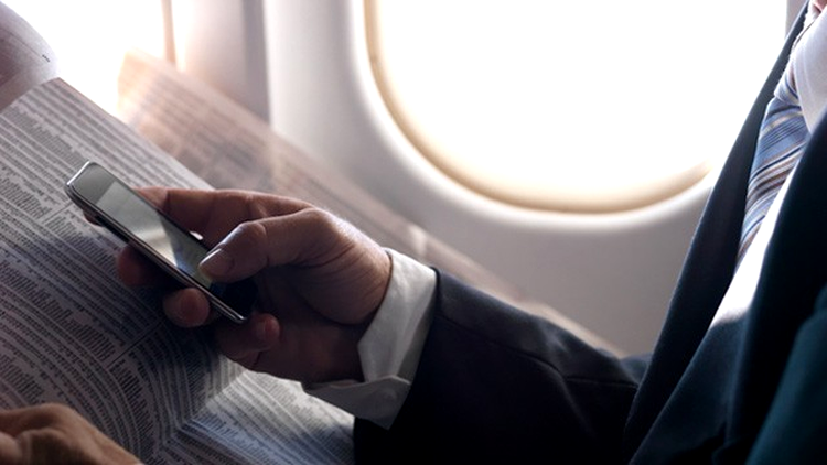 Reguli mai relaxate pentru folosirea echipamentelor electronice la bordul avioanelor