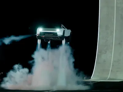 VIDEO: Noul Tesla Roadster sfidează gravitația, dar producția este amânată până în 2028