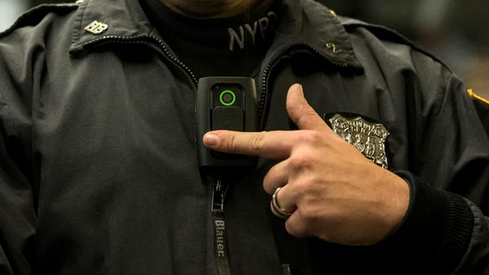 Un poliţist din SUA a fost suspendat după ce o filmare indecentă cu el a fost găsită pe o cameră video a departamentului