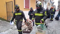 Animale salvate din orașul pe cale să se prăbușească. Lacrimi și disperare în Sicilia, unde pompierii intervin în casele amenințate de alunecări de teren: „Am pierdut totul”