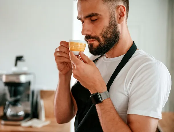 Dedeman are la reducere un espressor de cafea cu pompă de 20 bar. Costă 229 de lei și poate prepara inclusiv băuturi cu lapte