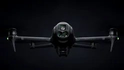 DJI Mavic 4 Pro, o dronă care permite filmări aeriene din orice unghi