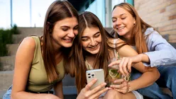 De ce rețelele sociale le afectează mai mult pe fete: România, în topul utilizării problematice la nivel european