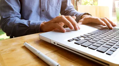 e-Factura devine opțională pentru drepturi de autor: legea promulgată de Nicușor Dan