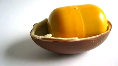 Motivul pentru care ambalajul pentru jucăriile din ouăle Kinder e mereu galben a devenit viral pe Twitter