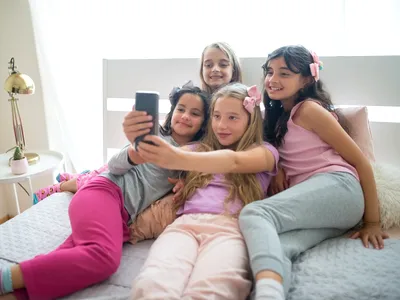 Raed Arafat cere o lege care să limiteze accesul copiilor la rețelele de socializare: „Nu este vorba despre cenzură. Este vorba despre protecție”