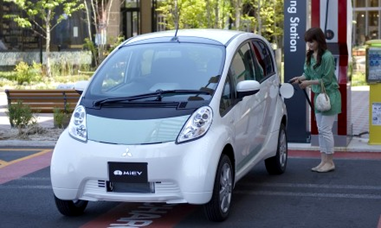 Mitsubishi i-Miev se alimentează de la priză