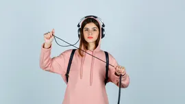 Vânzările de căști cu fir sunt în plină expansiune, deși telefoanele nu mai au mufe dedicate