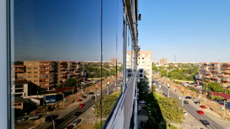 Ferestrele fotovoltaice încălzesc apa într-un apartament din București de doi ani