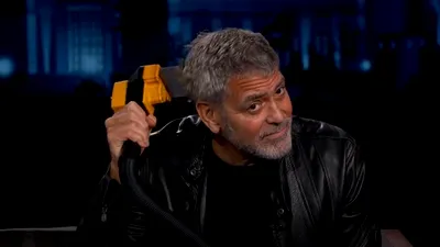 George Clooney se tunde singur, cu un dispozitiv atașat la aspirator, numit Flowbee