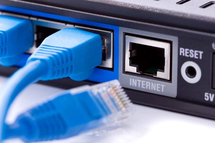 Legea care prevede deconectarea piraţilor de la internet, abandonată