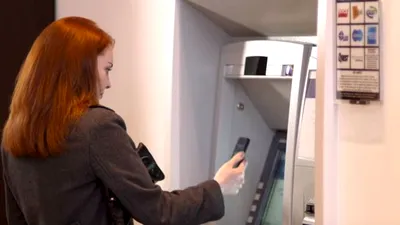ATM-urile din SUA înlocuiesc cardurile cu smartphone-uri. Banii pot fi scoşi în 10 secunde