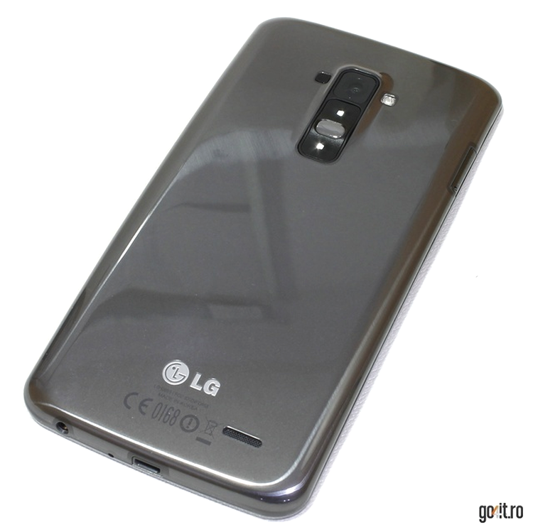 LG G Flex - capacul lucios este o capcană pentru amprente
