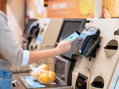 Revin casierii? Retailerii renunță la casele de marcat automate „self-checkout” după ani de furturi, erori și economii de timp iluzorii