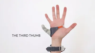 Go4news: O studentă de la arte a inventat cel de-al treilea deget opozabil, o proteză bionică printată 3D