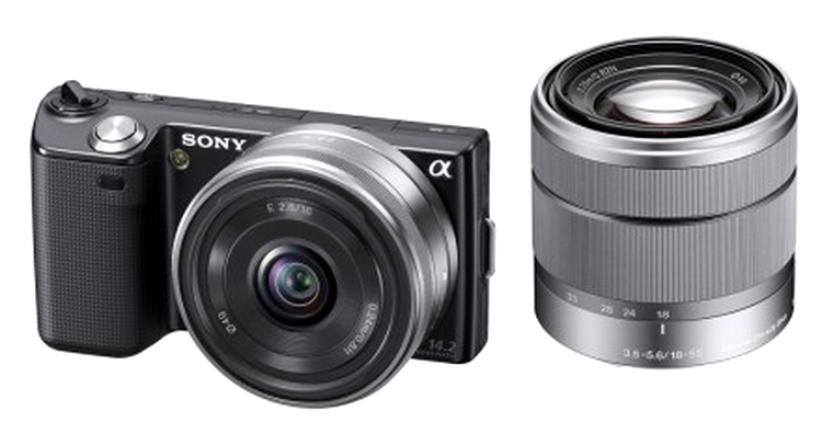 Sony NEX5 cu obiectivul pancake alături de cel 18-55 mm