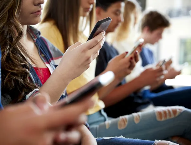 Trend periculos pe TikTok: medicii avertizează asupra unui produs ilegal pentru bronzare