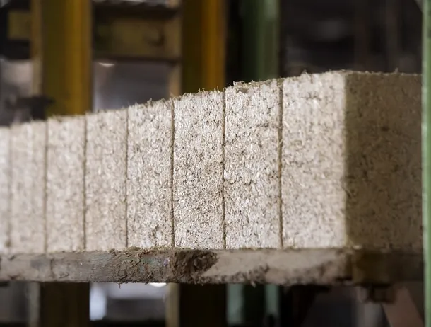 Interzis timp de 90 de ani, acest material de construcție revine cu o capacitate de izolare de 15 ori mai mare decât cea a betonului și cu secole de stocare a CO₂
