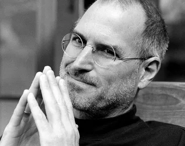 Steve Jobs, omagiat de Apple la 15 ani de la moartea sa. Mesajele publicate de John Ternus și Tim Cook