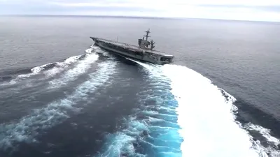 Portavionul USS Abraham Lincoln virează la viteză maximă, în cadrul unor teste pe mare