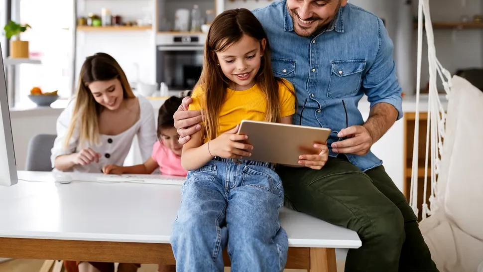 Cum pot fi protejați copiii de abuzul online: ghid esențial pentru părinți și profesori