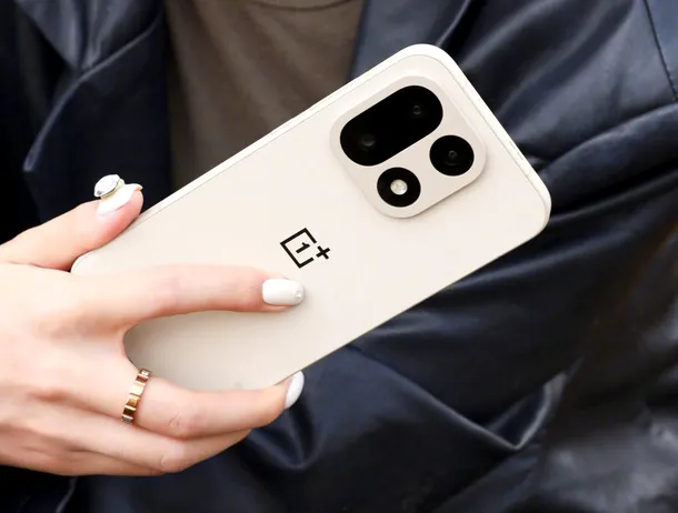 OnePlus 15 – specificațiile hardware și fotografiile oficiale “scapă” pe Internet înainte de lansare