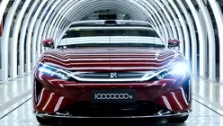 BYD ajunge la 10 milioane de mașini și lansează un sedan electric de 764 CP cu 626 de mile autonomie