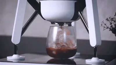 LG dezvăluie un aparat de cafea care folosește două capsule simultan, generând și mai multe deșeuri