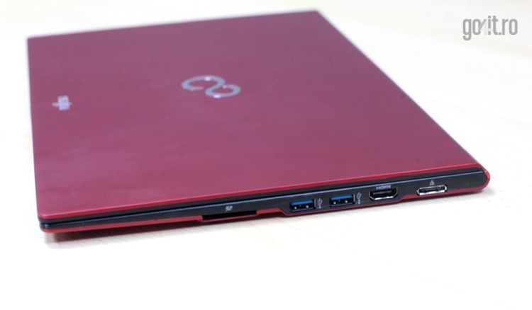 Fujitsu Lifebook U772 - 1,4 kg şi 15,6 mm grosime