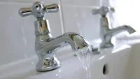 Românii plătesc apă rece la preț de apă caldă? Adevărul despre ce înregistrează contorul. Cum poți reduce pierderile la bloc