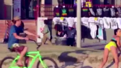 Când mergi cu bicicleta e bine să fii atent la drum [VIDEO]