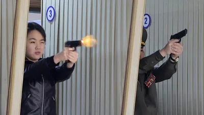 Kim Jong Un și fiica sa, Ju Ae, au testat pistoale la o fabrică de arme