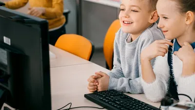 Elevii din România participă la un concurs național de logică și AI